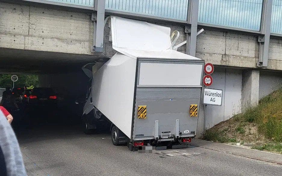 3. Juni: Ein Lieferwagen blieb in der Autobahn-Unterführung in Killwangen stecken.