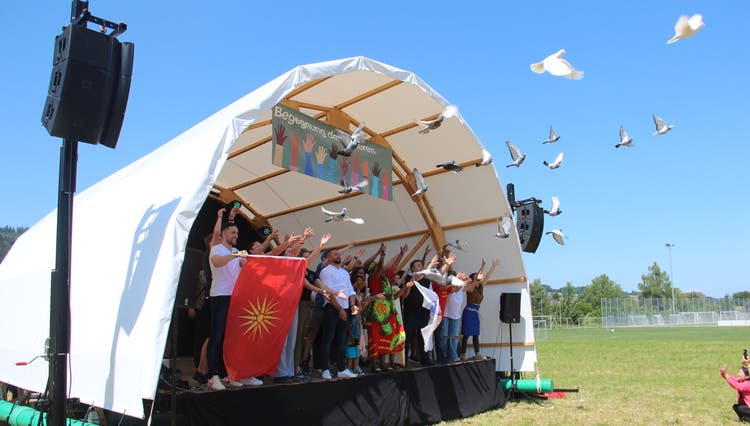 Das grosse Fest der Begegnung der Kulturen auf der Villmerger Festwiese wurde, wie es bereits zur Tradition geworden ist, mit dem Fliegenlassen von Brieftauben feierlich eröffnet.