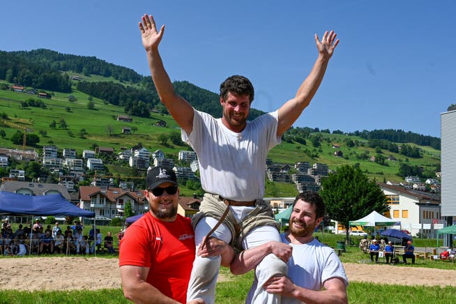 Marco Lussi lässt sich als Sieger vom kantonalen Nationalturnertag Luzern, Obwalden und Nidwalden in Ennetbürgen feiern.