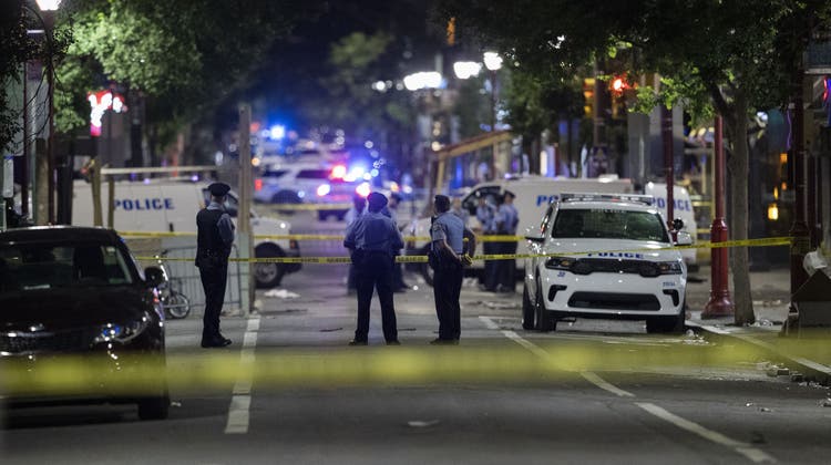 Grosses Polizeiaufgebot am Tatort in Philadelphia. (Charles Fox / AP)