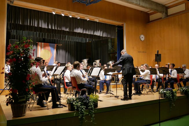 Jahreskonzert der Musikgesellschaft Sonnenberg Schwendi mit Dirigent Norbert Kiser.