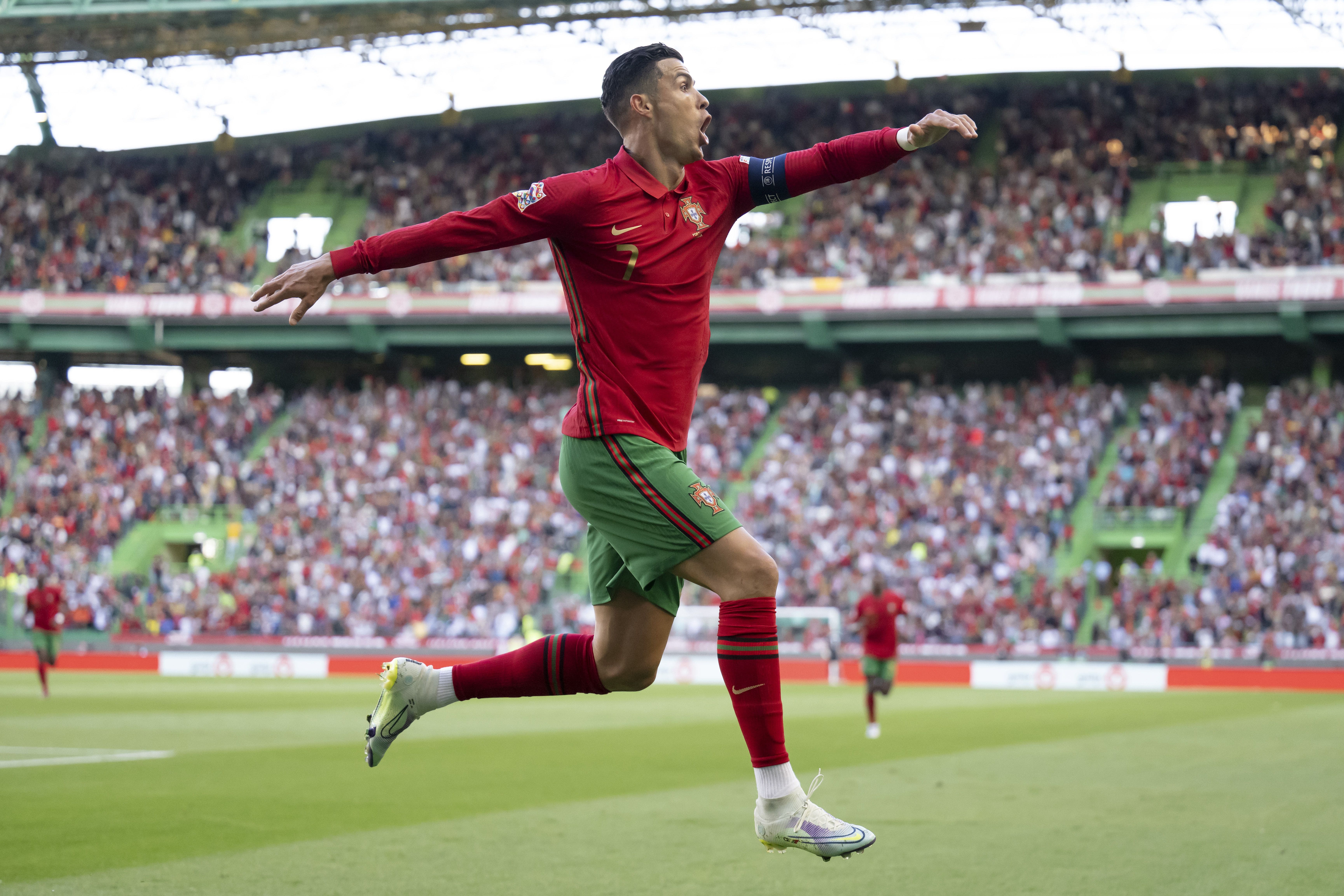 Cristiano Ronaldo erhöht auf 2:0. Der 37-Jährige trifft in seinem Sporting-Stadion.