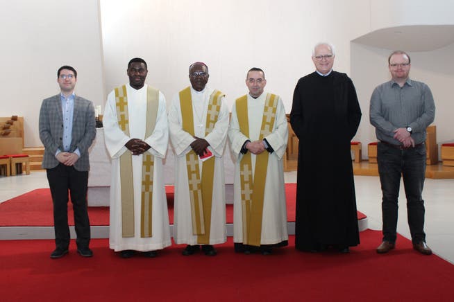 Bischof Paul Lontsié-Keuné (3.v.l.) und Pater Césard Ricky Koa mit den Bewohnern des Benediktiner-Kollegiums in der Kollegiumskirche.