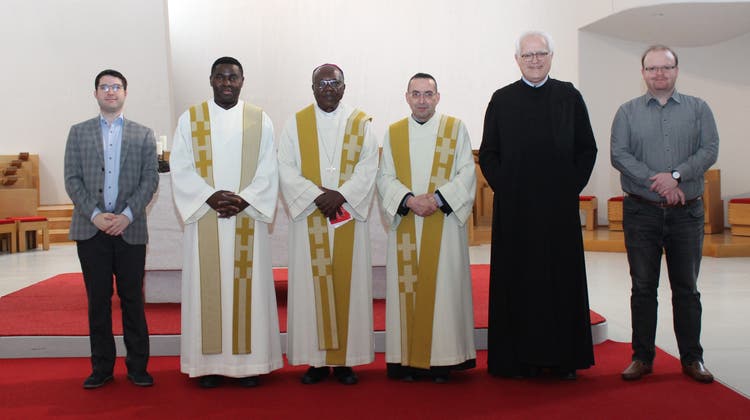Bischof Paul Lontsié-Keuné (3.v.l.) und Pater Césard Ricky Koa mit den Bewohnern des Benediktiner-Kollegiums in der Kollegiumskirche. (Bild: Mike Bacher (Sarnen, 2.Juni 2022))