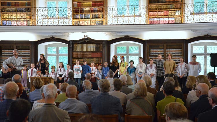 Vor der 142. Generalversammlung des Vereins Kloster Fischingen singen und musizieren sich die hiesigen Flüchtlingskinder aus der Ukraine in die Herzen der anwesenden 108 Stimmberechtigten. (Bild: Christoph Heer)