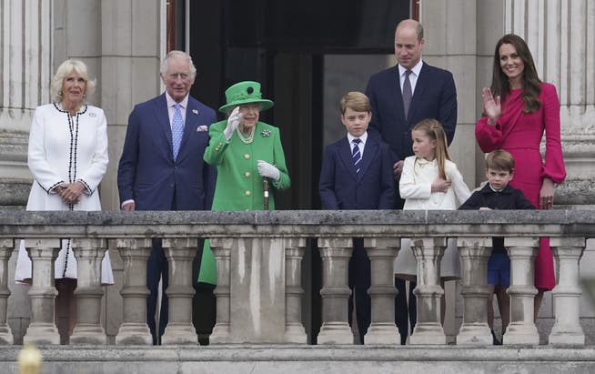 Queen Elizabeth II. (in grün) mit der königlichen Familie.