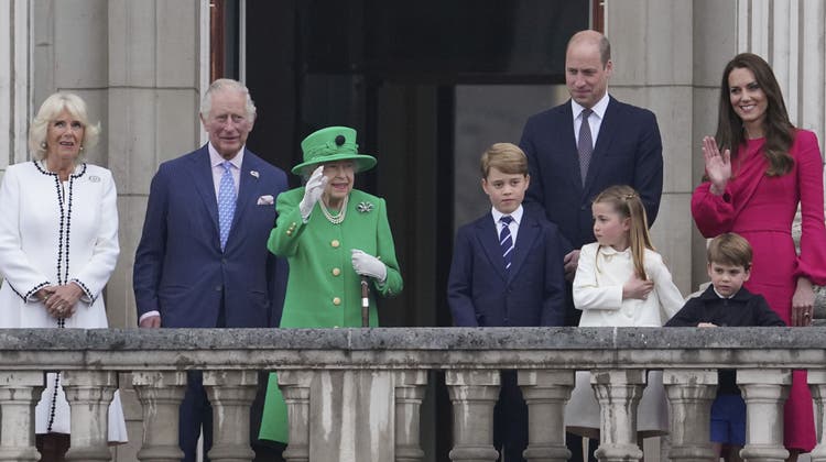 Queen Elizabeth II. (in grün) mit der königlichen Familie. (Jonathan Brady / AP)