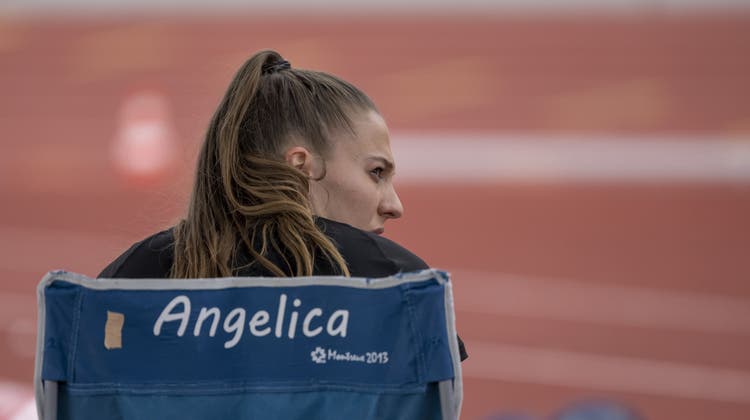 Weil sie national keine Gegnerinnen hat, verbringt Angelica Moser die ersten 90 Minuten des Wettkampfs in Basel mit Warten. (Georgios Kefalas / KEYSTONE)
