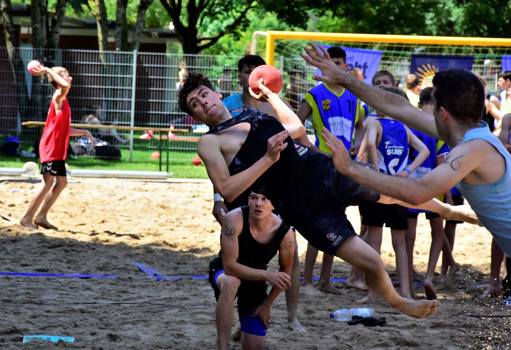 Beachhandball-Turnier in der Schachen Badi in Aarau am Pfingstwochenende 2022. Der BHV Wasserschloss hat das Turnier erstmals organisiert und einen vollen Erfolg gelandet. Mit dabei war auch das U18-Nationalteam aus Frankreich.