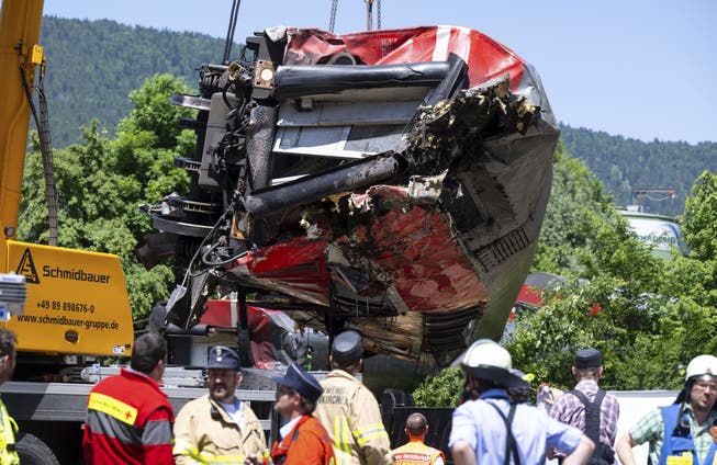 Vier Frauen und ein Jugendlicher starben als ein Zug auf dem Weg nach München entgleiste.