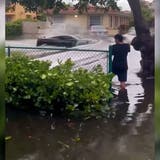 Mitten ins Hochwasser: Autofahrer stürzt sich mit Corvette in überflutete Strasse
