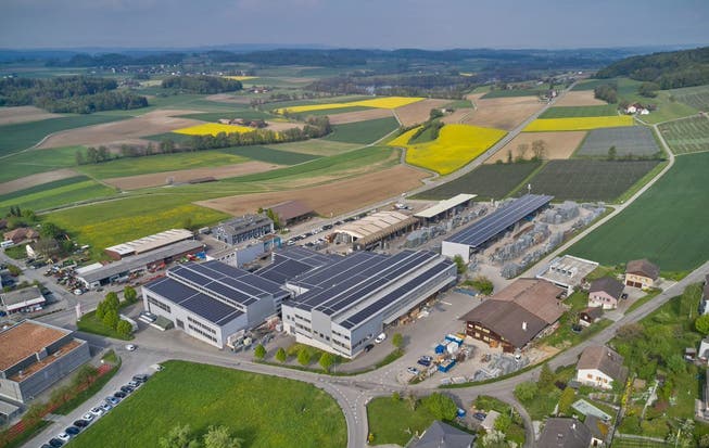 Ein Blick von oben auf das Gelände der Nüssli Schweiz AG mit der installierten Fotovoltaikanlage.