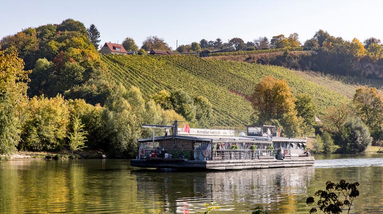 Auf dem Neckar in Deutschland ist schon ein vergleichbares Floss unterwegs. Das «Laufenburger» soll aber im Unterschied dazu zwei Decks bekommen. (Maks Richter Fotograf Stuttgart)