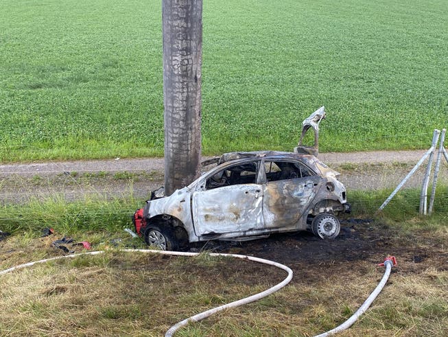 Das Fahrzeug nach dem Unfall: Stark beschädigt und ausgebrannt.