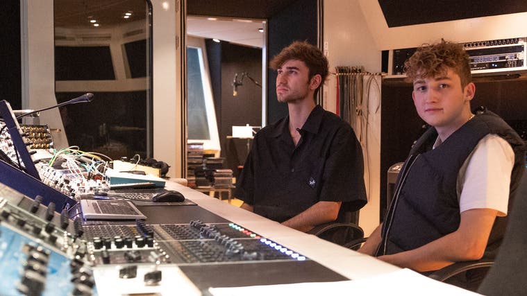 Die beiden Nidwaldner Aki Tsakmaklis (links) und Luzian Tütsch im Soundville-Studio in Luzern, wo sie schon des Öfteren Musik aufgenommen haben. (Bild: Florian Pfister (Luzern 3. Juni 2022))