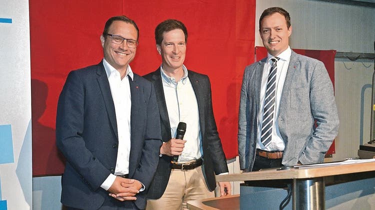 Am Schluss strahlten alle: von links Damian Meier, Präsident Urs Rhyner und Sepp Marty. (Bild: Jürg Auf der Maur)