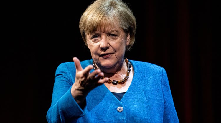 Stellte sich erstmals seit ihrem Ausscheiden aus dem Amt der Öffentlichkeit: Ex-Kanzlerin Angela Merkel im Gespräch mit «Spiegel»-Autor Alexander Osang am Dienstagabend in Berlin. (Fabian Sommer/07.06.2022)