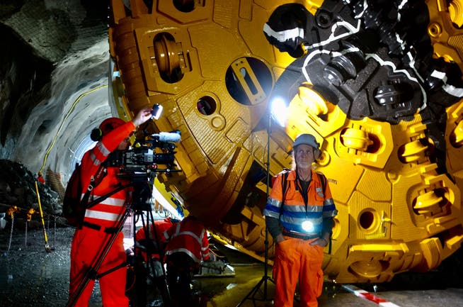 Kameramann Reto Indergand (links) und der Urner Geologe und Mineralienaufseher Peter Amacher vor der riesigen Bohrmaschine während Dreharbeiten in Göschenen.
