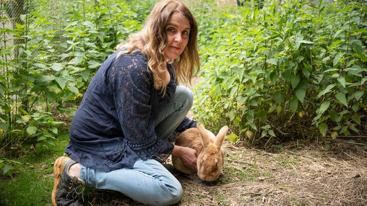Sonja Tonelli mit einem Kaninchen auf dem Anwesen von Erwin Kessler in Tuttwil. Noch ist nicht sicher, ob der Verein gegen Tierfabriken das Gelände kaufen kann. (Bild: Ralph Ribi)