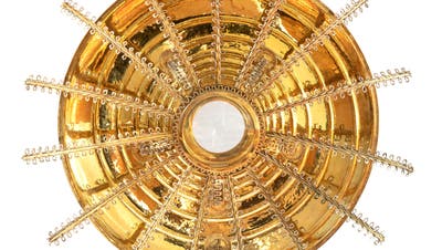 Modern und würdevoll: Otto Zweifels Strahlenmonstranz aus vergoldetem Silber in der Zuger Pfarrkirche Guthirt. (Bild: Regine Giesecke)