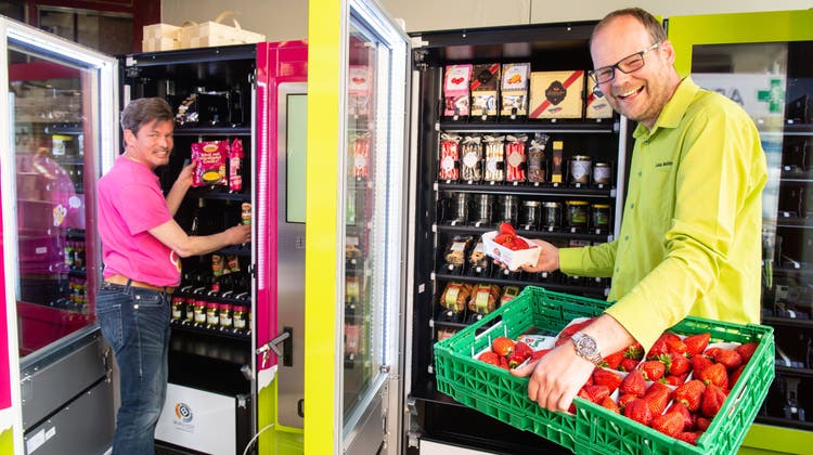 Valentin Stettler von der Stedy Gewürz AG und Lukas Madörin vom gleichnamigen Gemüseladen befüllen ihre Automaten. (Bild: Mario Testa)