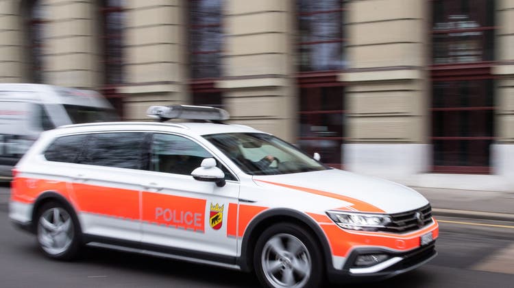 Die Kantonspolizei Bern untersucht die genauen Umstände des Fenstersturzes. (Keystone)