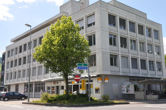 Das Postgebäude am Bahnhofplatz 3 in Stans, wo die Finanzdirektion Nidwalden beheimatet ist. 