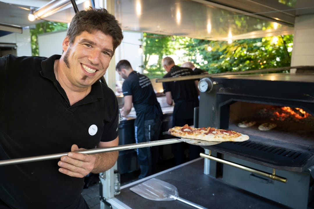 Meisterchocolatier Fabian Rimann aus Wettingen ist am Jodlerfest für einmal Pizzaiolo: feine Pizze aus dem Holzofen. 