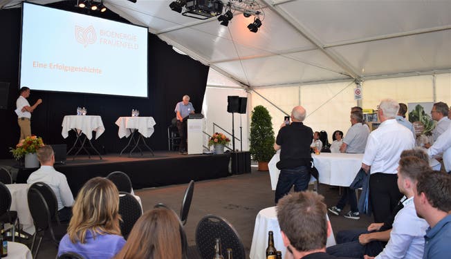 Hansjörg Walter, Verwaltungsratspräsident der Bioenergie Frauenfeld AG, spricht während der Eröffnungsfeier.