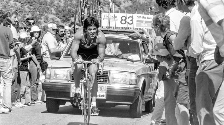 Sefan Mutter wird von Zuschauern angefeuert, aufgenommen im Juni 1982 bei einer Etappe der Tour de Suisse, Ort unbekannt. (Keystone)