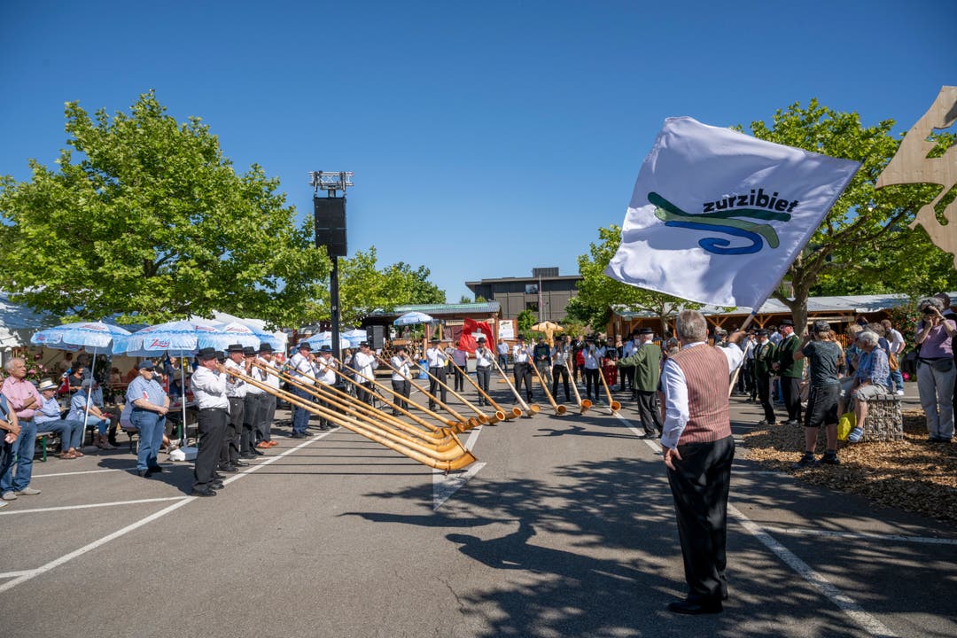An der offizielle Eröffnung wird die neue Zurzibiet-Fahne präsentiert. Fahnenschwinger Hampe Leuenberg vor dem Alphornquartet Zurzibiet unter der Leitung von Kurt Schmid. 
