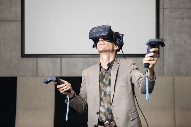 René Hüsler, Direktor Departement Informatik an der Hochschule Luzern, mit einer Virtual Reality-Brille.