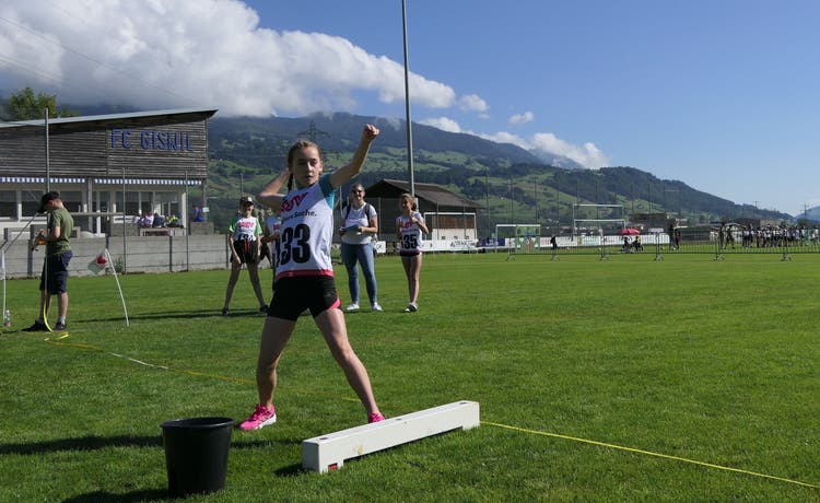 Olivia of Engelberg throws the ball.