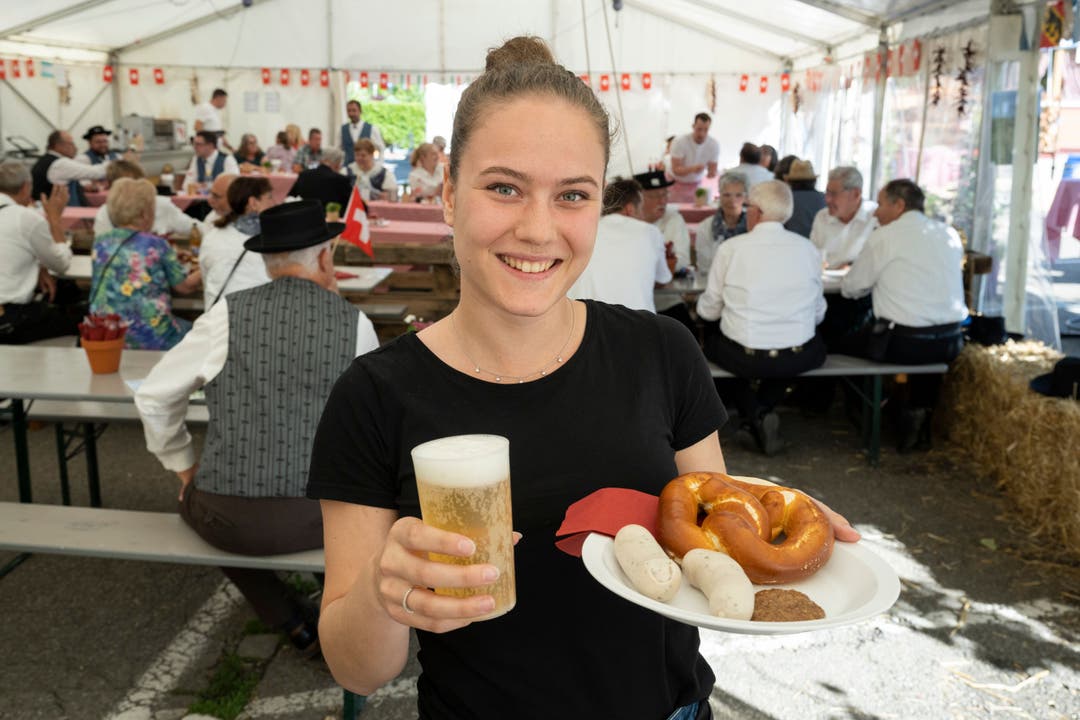 Evelyne Kolb serviert im Blüemlisalp-Wiesn-Zelt feine Weisswürste mit Brezel und frischem Bier. 