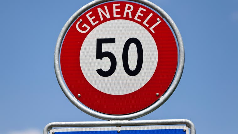 In Waldkirch wurde das «Generell 50»-Schild samt dem Ständer und der Ortstafel mit der Beschriftung Waldkirch gestohlen. (Bild: Gaetan Bally/Keystone)