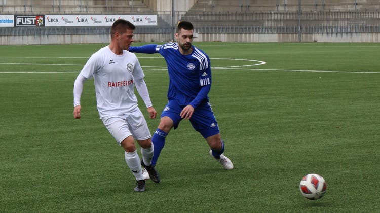Flügelspieler Kushtrim Rexhepi (links) und der FC Wil U20 beenden ihre Saison in der 2. Liga inter mit einer 0:6-Niederlage gegen den FC Weesen. (Bild: Lukas Tannò(Wil, 23.04.22))