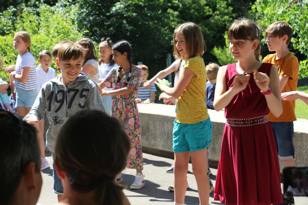 Jugendfest Biberstein 2022: Tanzende Schulkinder.