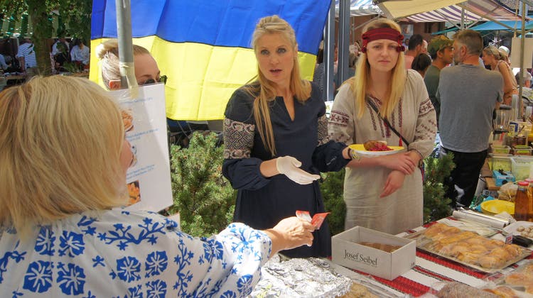 Die geflüchteten Frauen aus der Ukraine erlebten an ihrem Stand grosse Solidarität. (Christian Murer)
