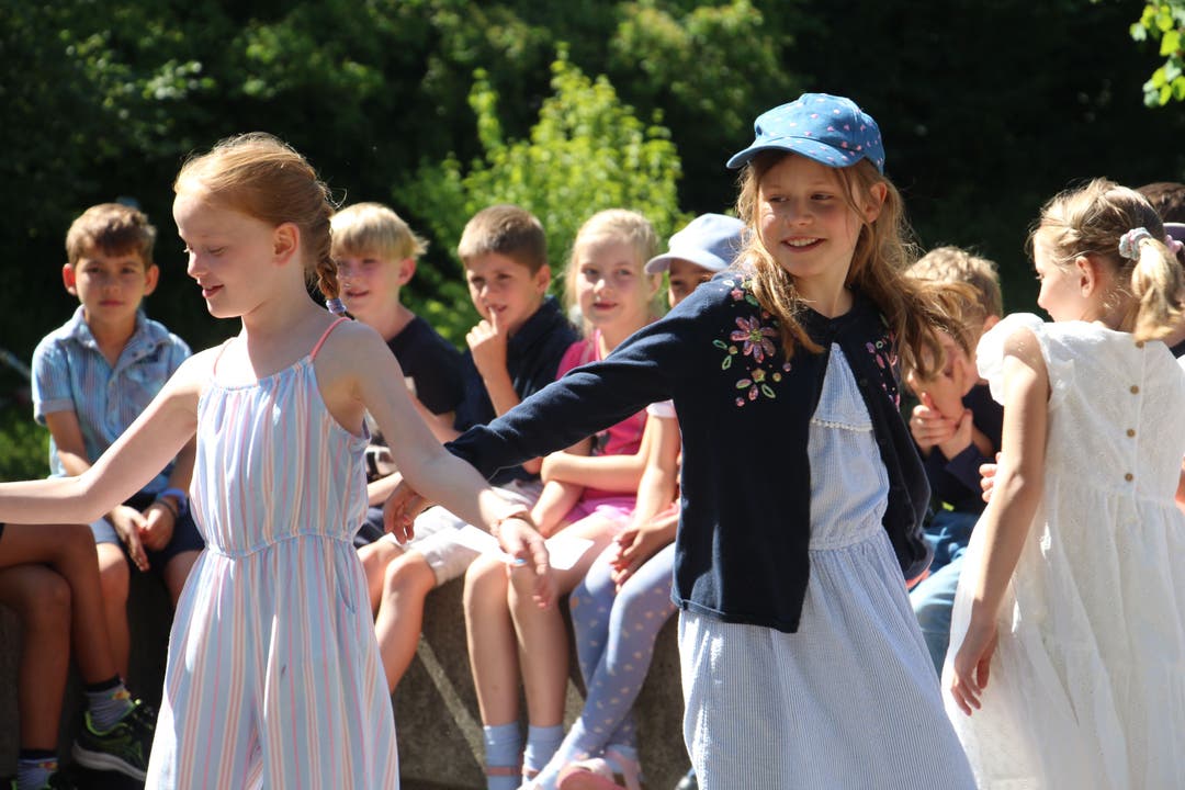 Jugendfest Biberstein 2022: Fröhlich tanzende Kinder.