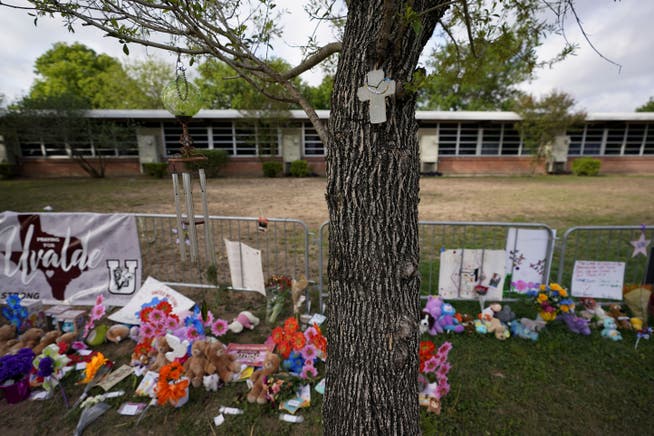 Ein Mahnmal für die ermordeten 19 Kinder und 2 Lehrerinnen bei der Primarschule Robb Elementary School in Uvalde (Texas).