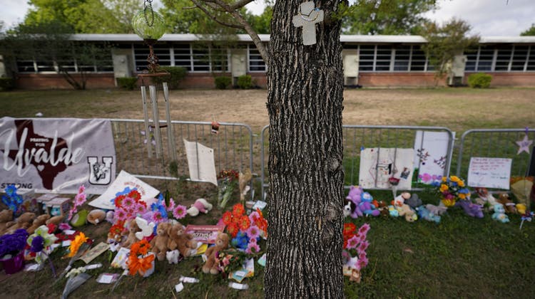 Ein Mahnmal für die ermordeten 19 Kinder und 2 Lehrerinnen bei der Primarschule Robb Elementary School in Uvalde (Texas). (Eric Gay / AP)