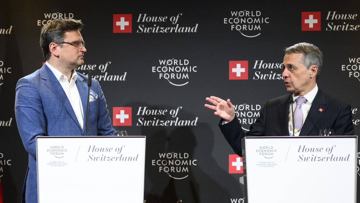 Diskutierten am WEF in Davos über ein Schutzmachtmandat: Bundespräsident Ignazio Cassis (rechts) und der ukrainische Aussenminister Dmytro Kuleba. (24. Mai 2022). (Laurent Gillieron/Keystone)