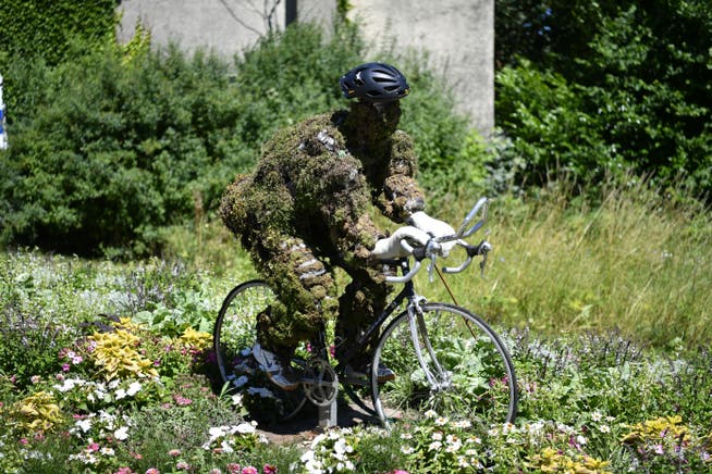 Floraler Radrennfahrer an der Kreuzung Solothurnstrasse Kapellstrasse zu Ehren der Tour de Suisse