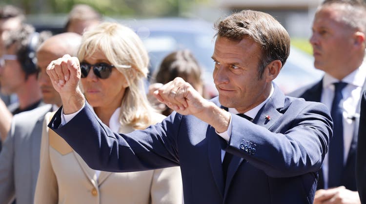 Frankreichs Präsident Emmanuel Macron, als er nach der Stimmabgabe bei den französischen Parlamentswahlen am 12. Juni ein Wahllokal in Le Touquet verlässt. (Ludovic Marin / EPA)