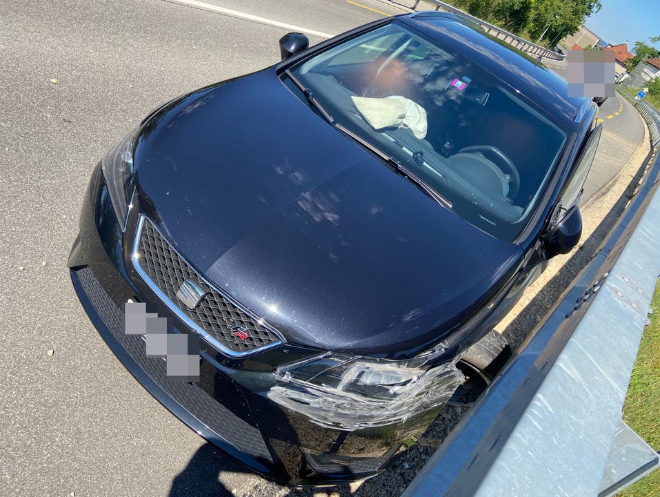 Laufenburg, 12. Juni: Ein 37-jähriger Autofahrer nickt am Steuer ein und prallt auf der Gegenfahrbahn in die Leitplanke.