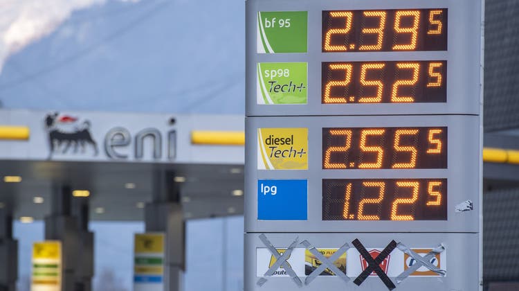 Weit über 2 Franken. Der steigende Benzinpreis beschäftigt die Politik. (Keystone)