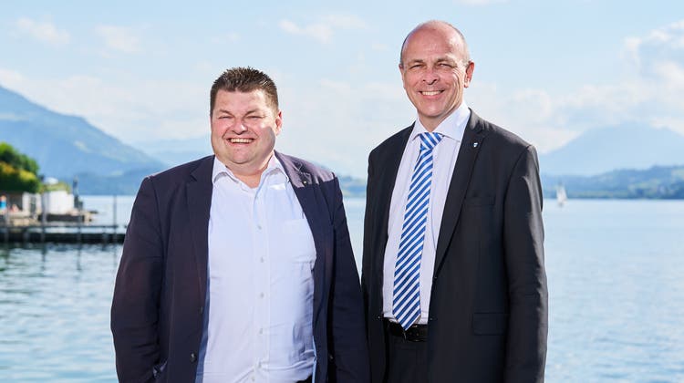 Philipp Hofmann (links) und Tobias Moser gehören beide zum Organisationskomitee des Benefizkonzerts. (Bild: Mathias Blattmann (Zug, 13. Juni 2022))