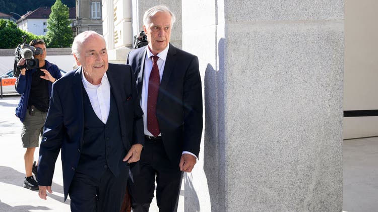Joseph Blatter (links) mit seinem Anwalt Lorenz Erni in der ersten Prozesswoche vor dem Bundesstrafgericht in Bellinzona. (Michela Locatelli / Photolocatelli / Freshfocus)