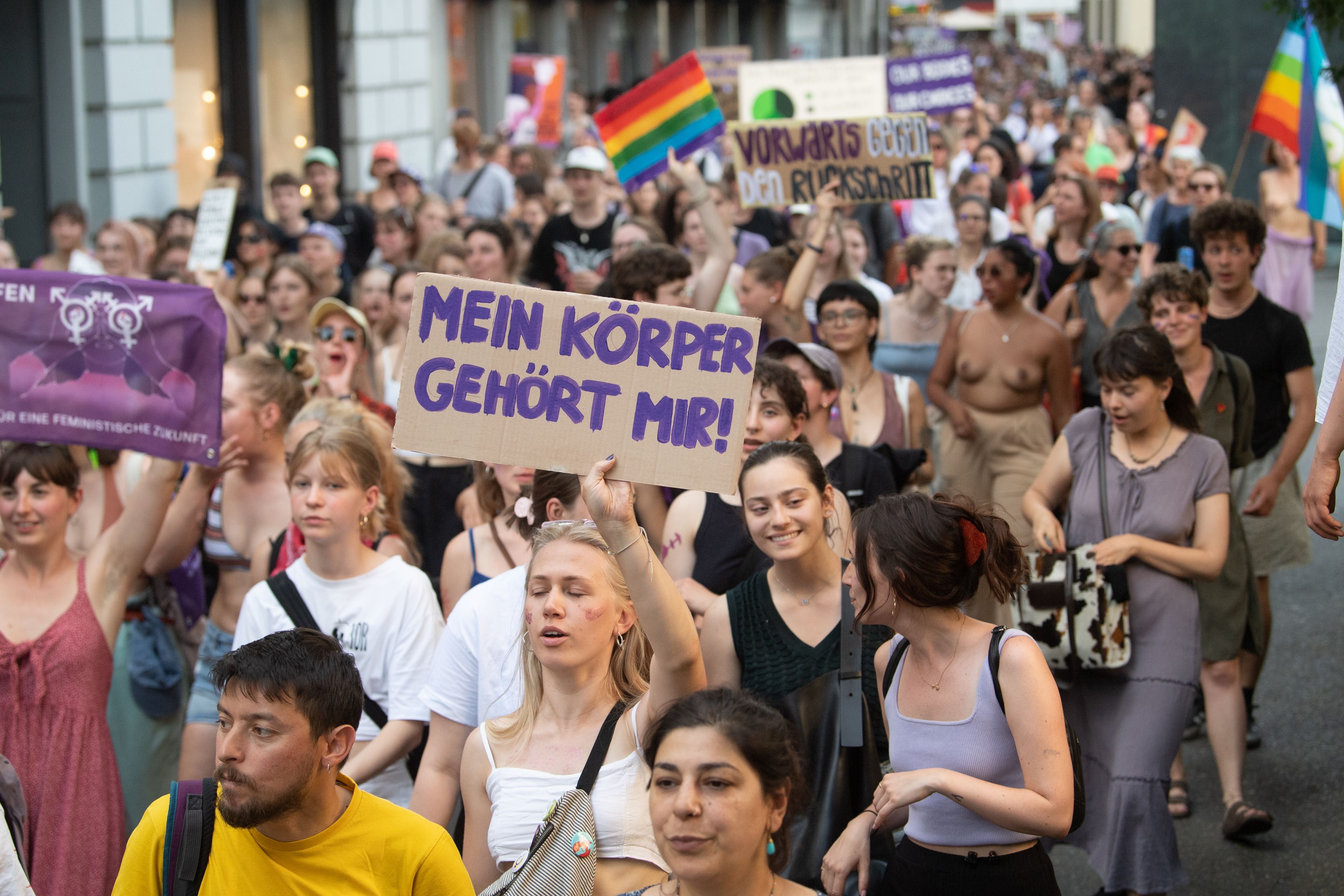 Frauenstreik: Über 2000 Personen Demonstrieren Für Gleichstellung