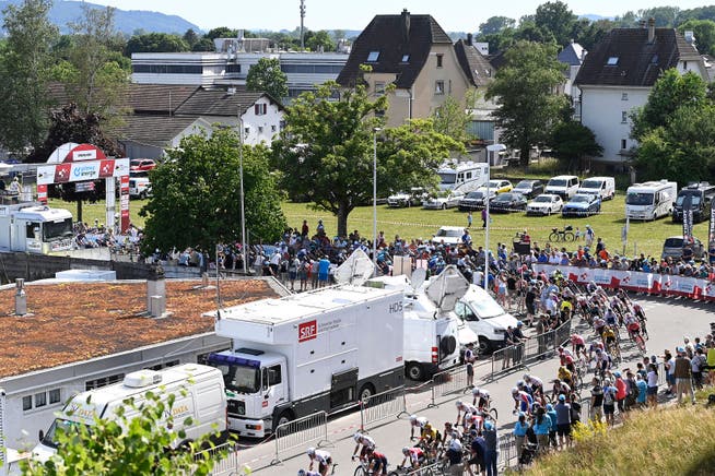 Das Feld der Tour de Suisse fährt bei der 3. Etappe durch Grenchen.